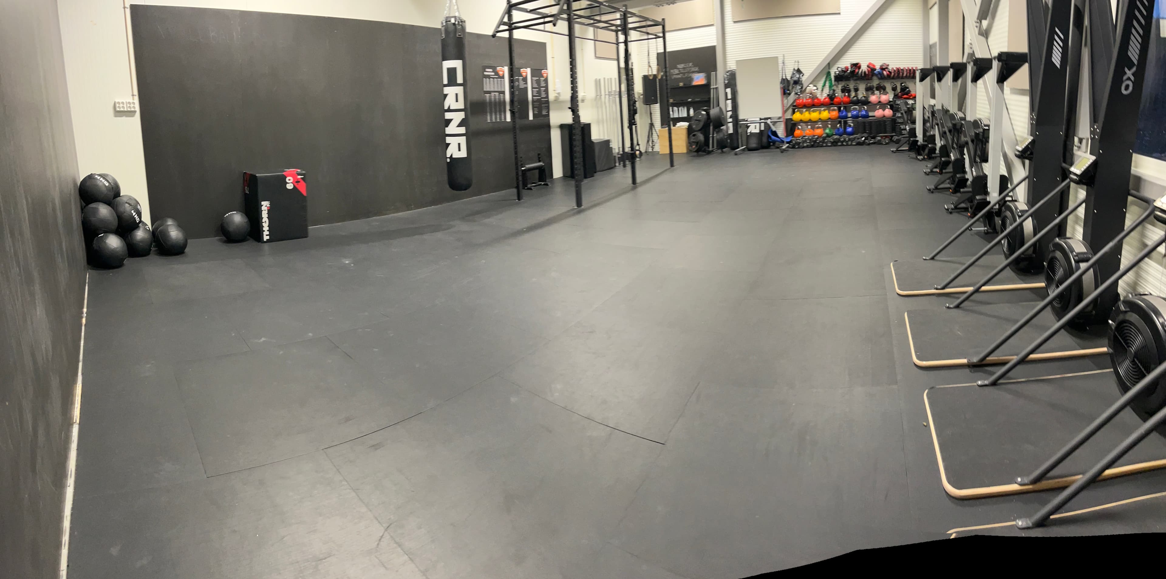 Lille boxen med boksesekk, kettlebells og sleder